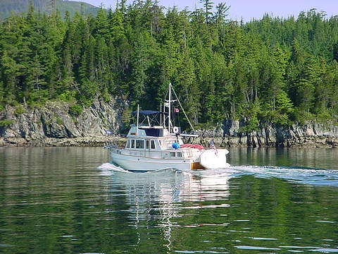 Trawler in Cordero Channel